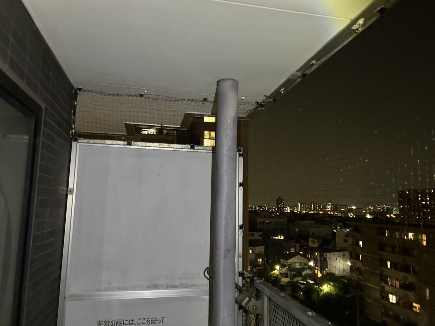 東京都八王子市｜鳩被害対策の防鳥ネット設置の施工写真
