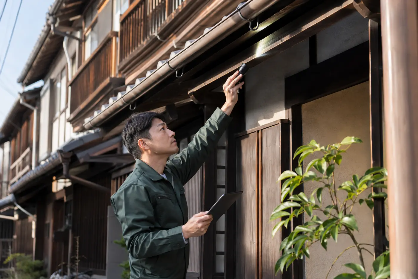 関西の木造住宅で軒下を点検するスタッフの対応イメージ