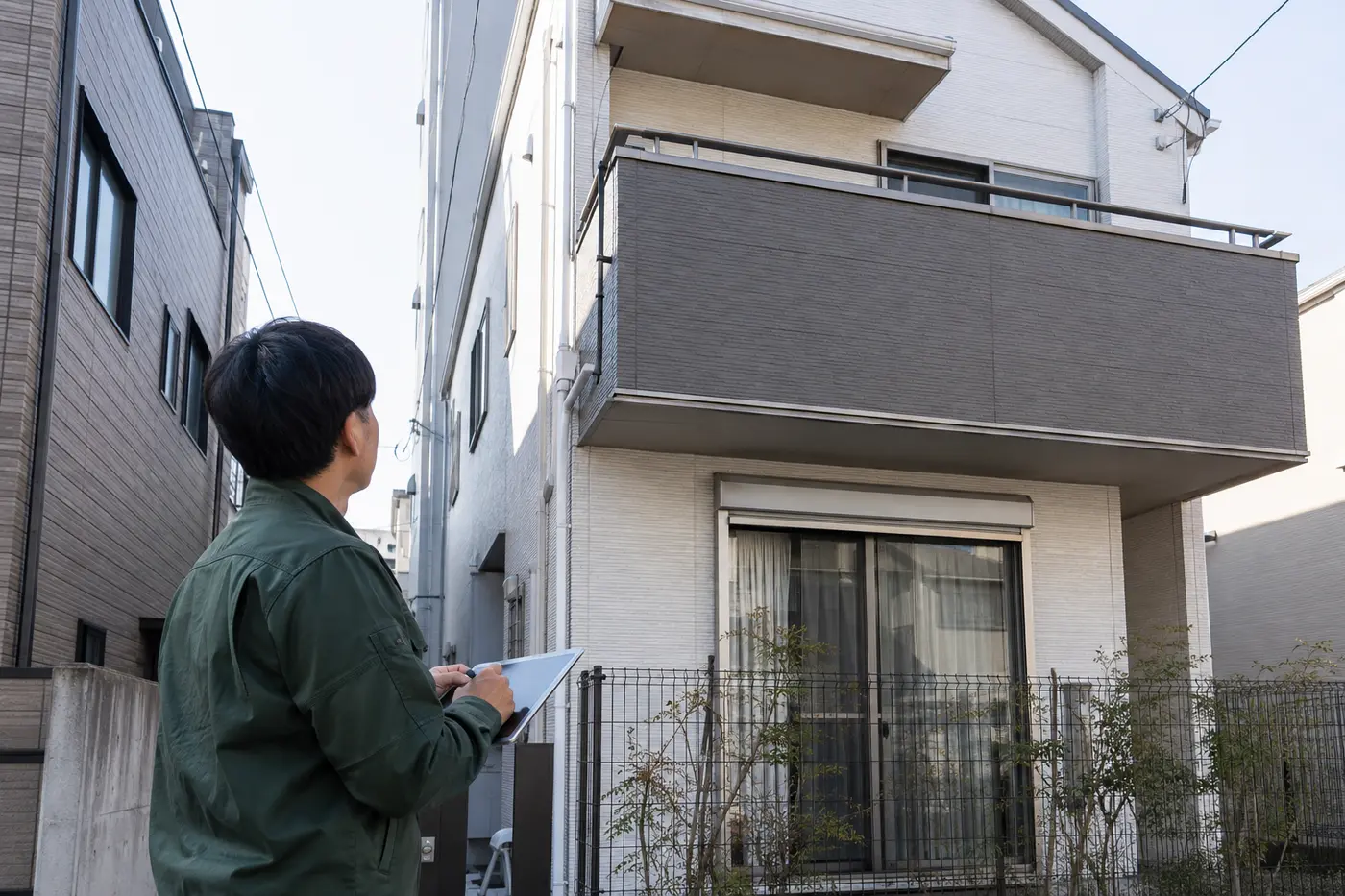 関東の住宅密集地で建物外周を確認するスタッフの対応イメージ